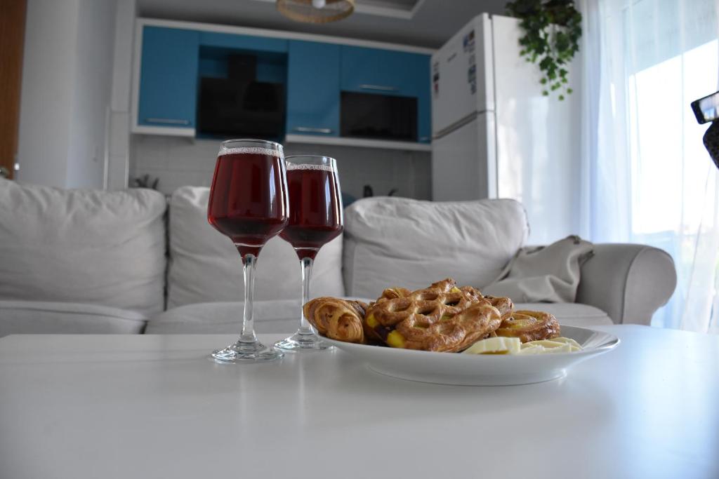 安塔利亞的住宿－Serenity Apart，两杯酒和一盘桌上的食物
