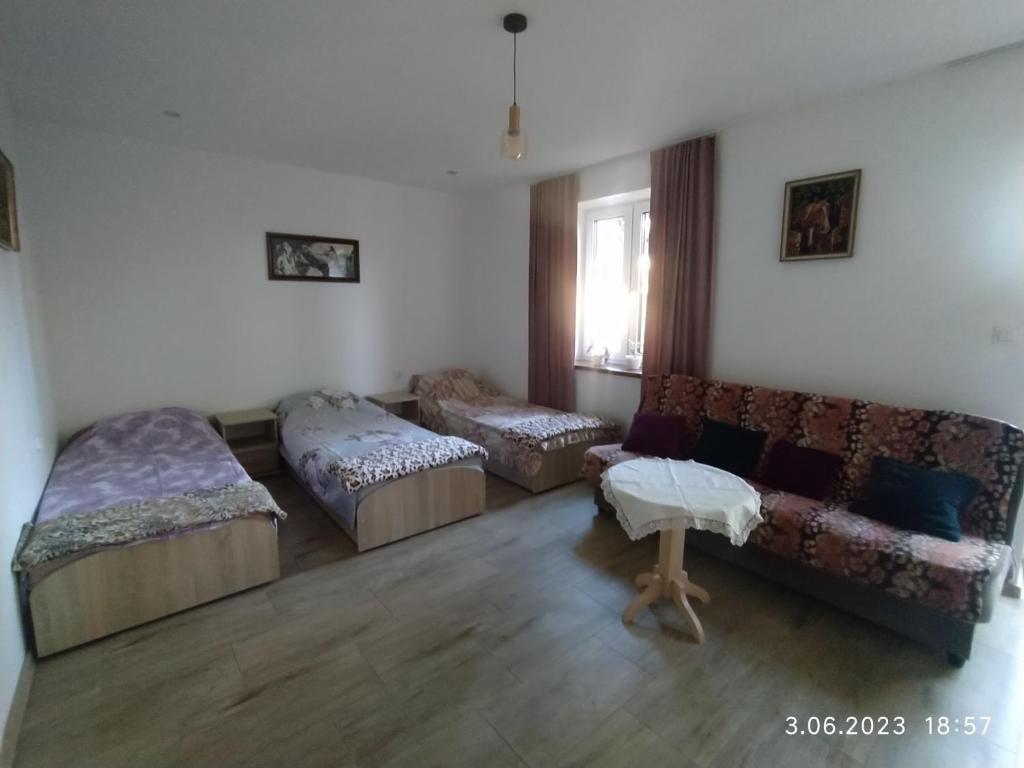 Postel nebo postele na pokoji v ubytování Dolistówka Apartamenty, pole namiotowe, balia z jacuzzi, ogród warzywny dla gości, plac zabaw dla dzieci