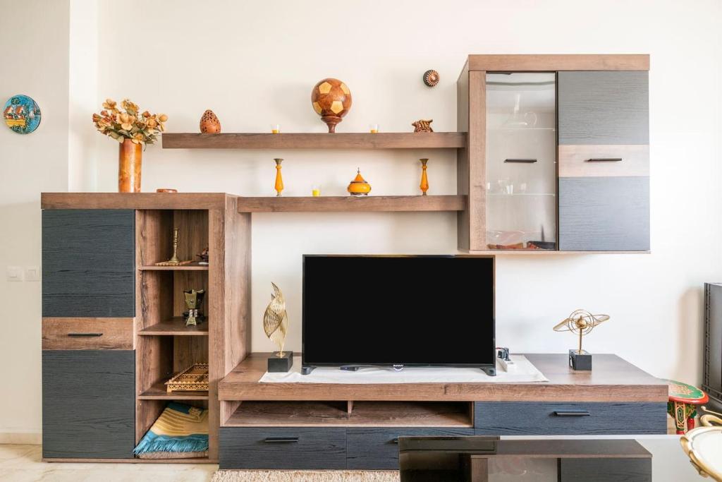 TV a/nebo společenská místnost v ubytování Apartment with parking in Rabat Central Location