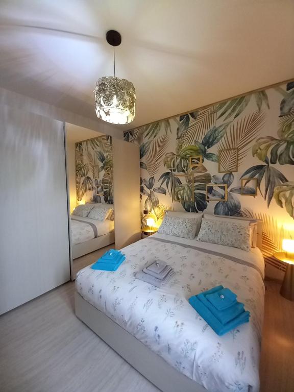 1 dormitorio con 2 camas y un espejo grande en La Rosa BLUtique Guesthouse - Boutique apartment near Como en Lucino