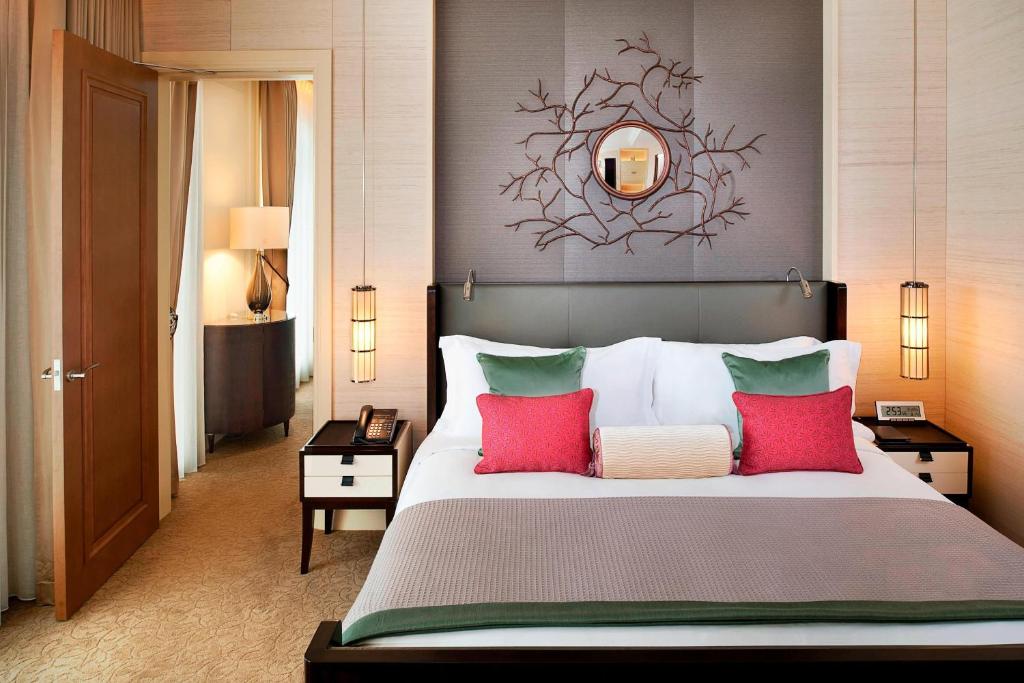 Postel nebo postele na pokoji v ubytování The St. Regis Osaka