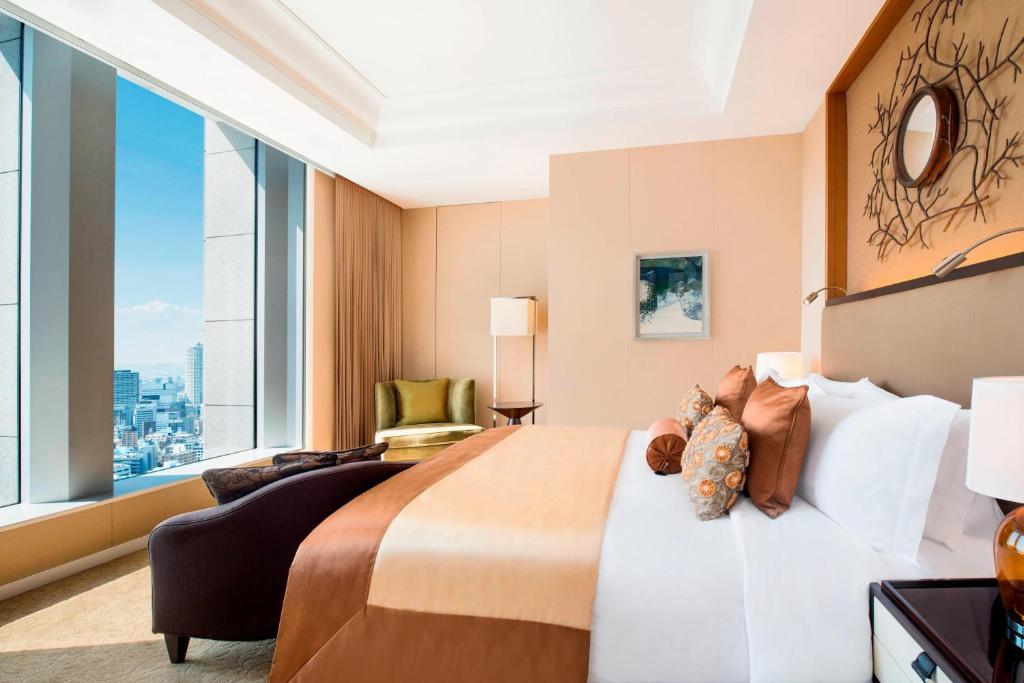 Postel nebo postele na pokoji v ubytování The St. Regis Osaka