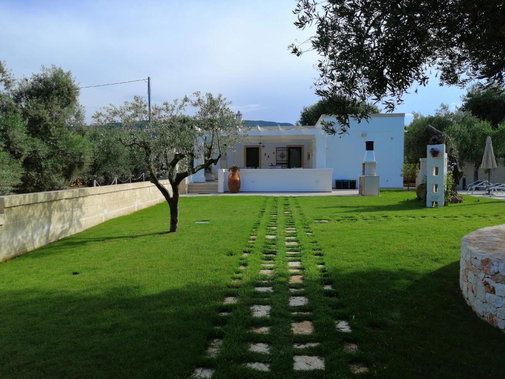 A garden outside Terra Mater - Exclusive Cottage -