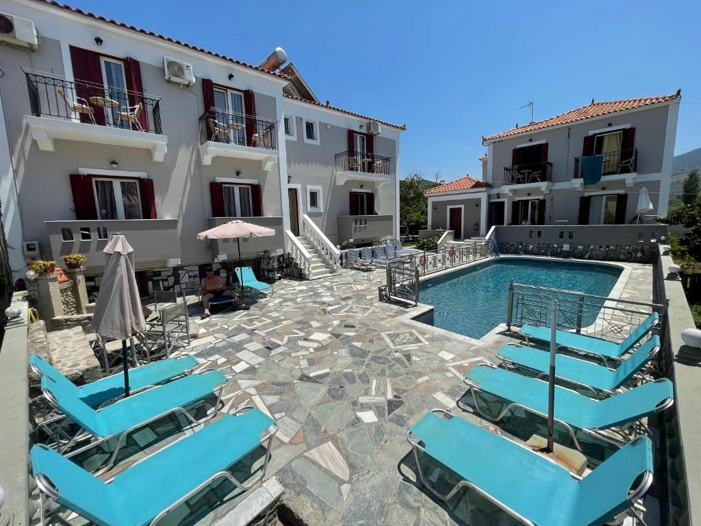 uitzicht op het hotel en het zwembad bij Stella Apartments in Petra