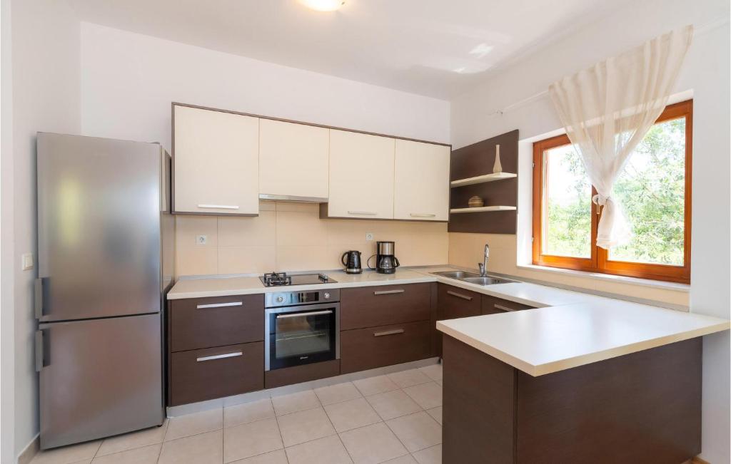 Kuchnia lub aneks kuchenny w obiekcie 5 Bedroom Lovely Home In Posedarje