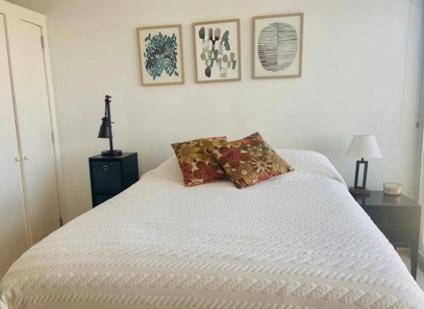 Una cama blanca con dos almohadas encima. en Studio con vista al mar en Aria Ocean Nvo Vallarta, en Nuevo Vallarta 