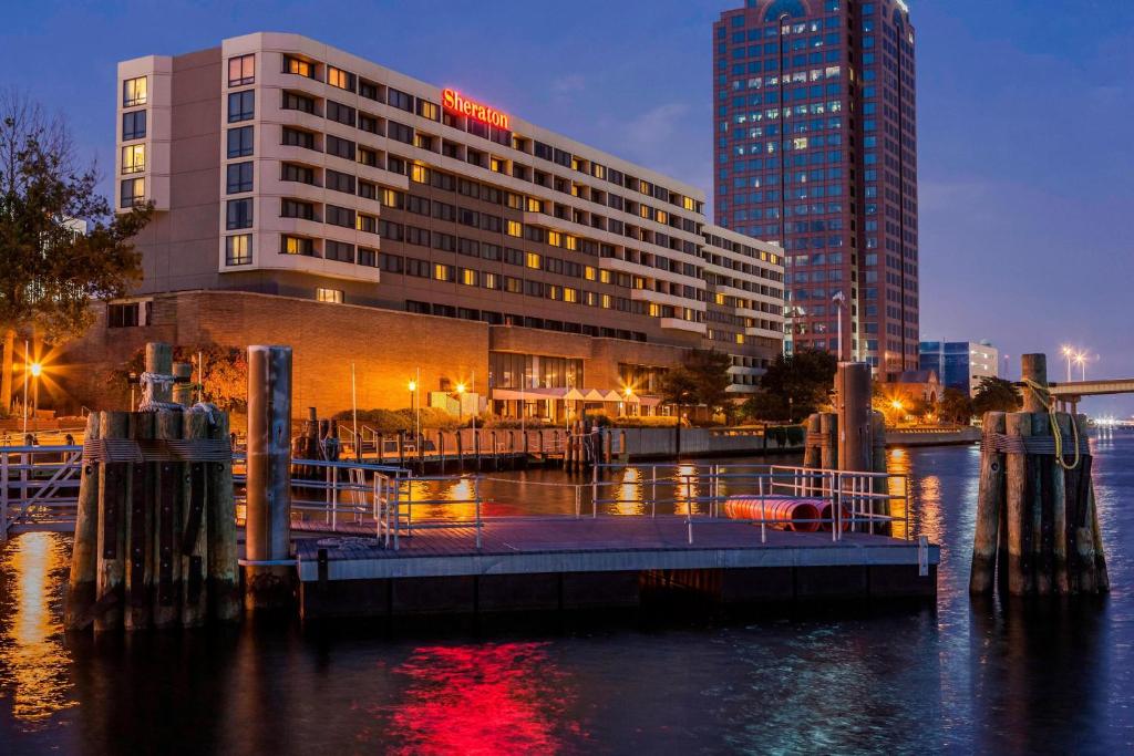 un hotel con un edificio frente a una masa de agua en Sheraton Norfolk Waterside Hotel, en Norfolk