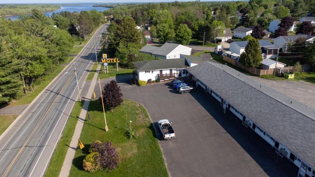 an overhead view of a house with a parking lot at Lincoln Inn Fredericton in Fredericton