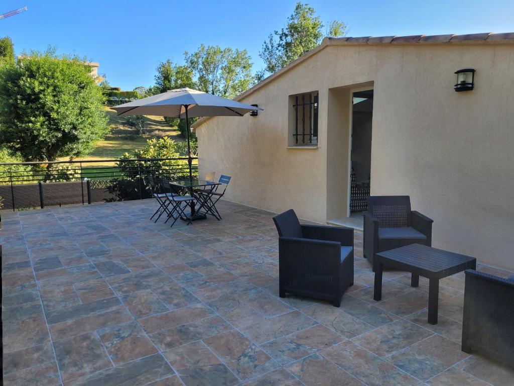 Patio alebo iná vonkajšia časť ubytovania Villa L'Abaguie-Charmant logement au calme entre mer et montagne