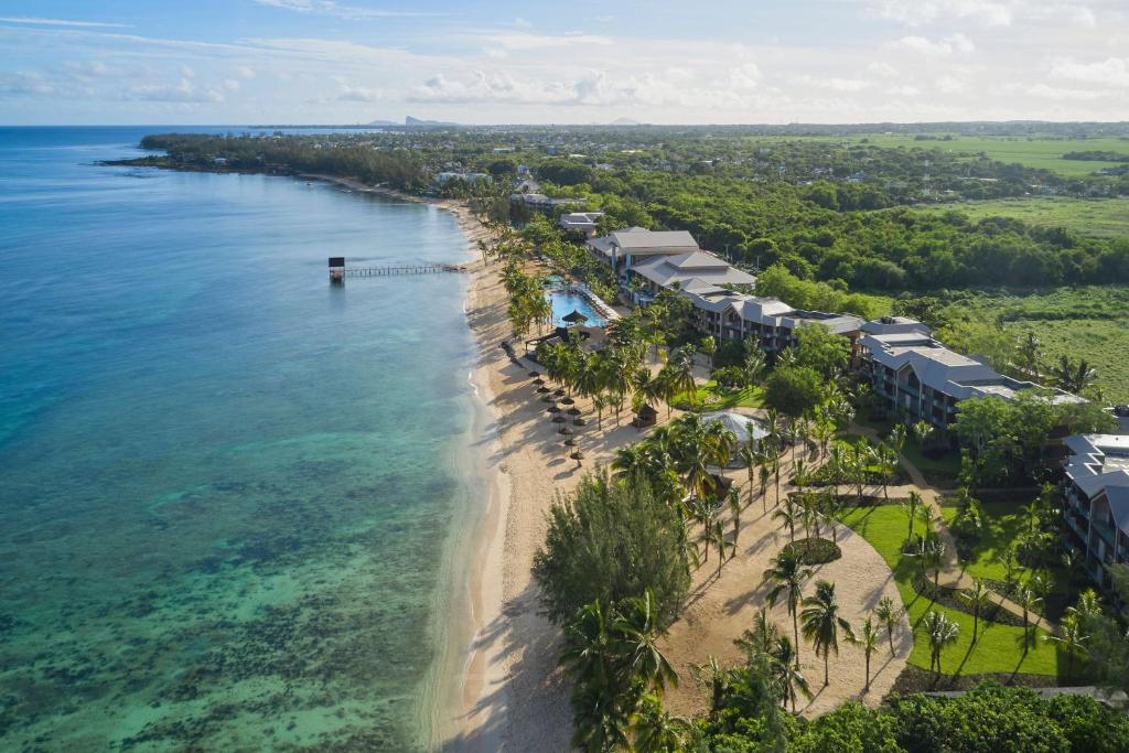 - une vue aérienne sur une plage bordée de palmiers et l'océan dans l'établissement Le Meridien Ile Maurice, à Pointe-aux-Piments