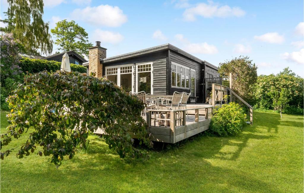 ein schwarzes winziges Haus auf einem grünen Rasen in der Unterkunft Amazing Home In Hornslet With Kitchen in Hornslet