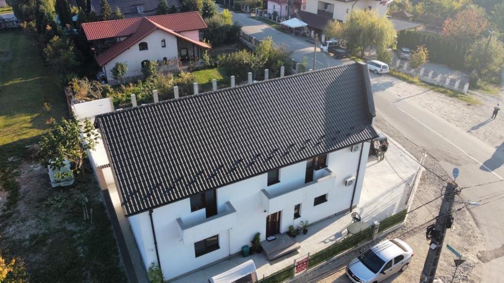 een uitzicht over een wit huis met een dak bij Cazare Vila GOG - Rm Valcea-Salina Ocnele Mari in Râmnicu Vâlcea