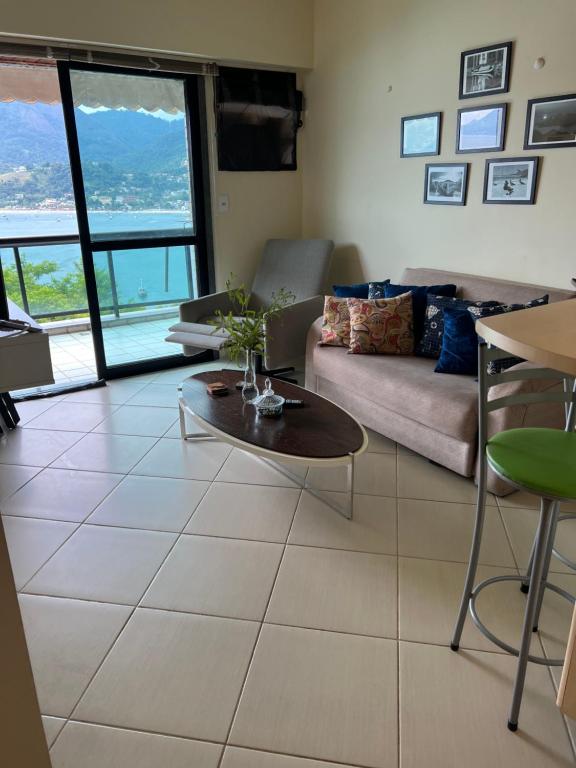 uma sala de estar com um sofá e uma mesa em Porto real resort em Mangaratiba