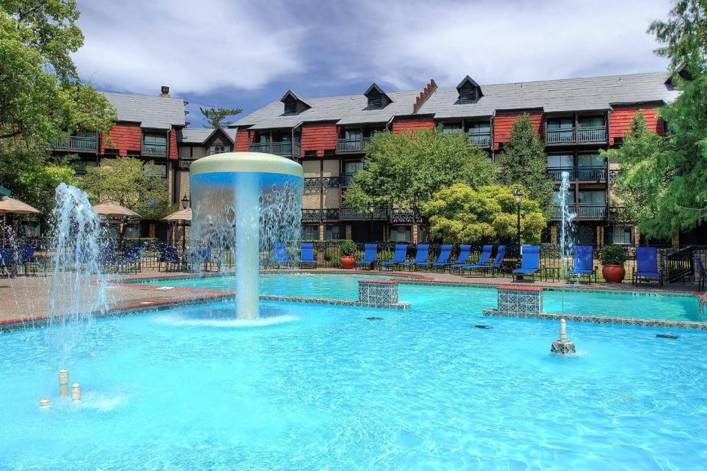 a fountain in a pool in front of a hotel at Sheraton Westport Lakeside Chalet in Maryland Heights