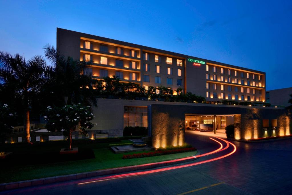 un gran edificio con luces encendidas por la noche en Courtyard by Marriott Pune Hinjewadi en Pune