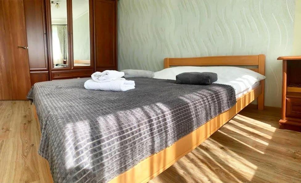ein Schlafzimmer mit einem Bett mit Handtüchern darauf in der Unterkunft Apartment in city center in Kiew