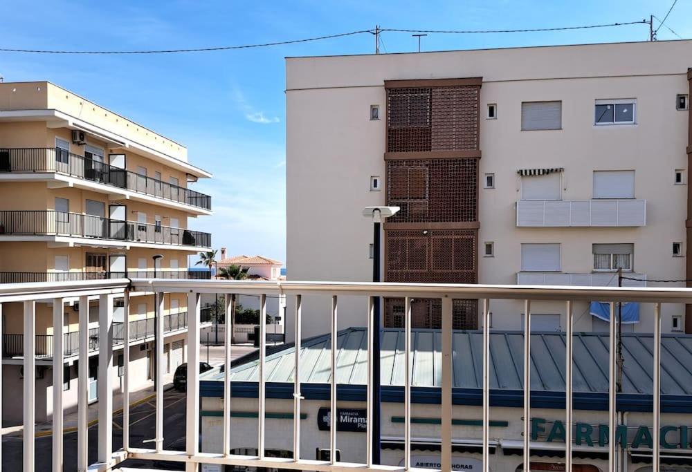 einen Balkon mit Blick auf ein Gebäude in der Unterkunft Amplio piso con terraza a 50 m de playa Miramar in Miramar