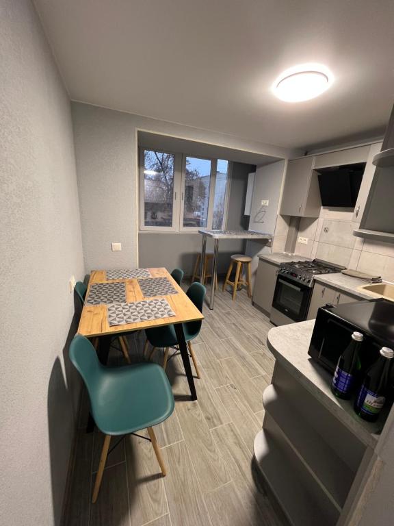 cocina con mesa y sillas en una habitación en Апартаменти, en Beregovo