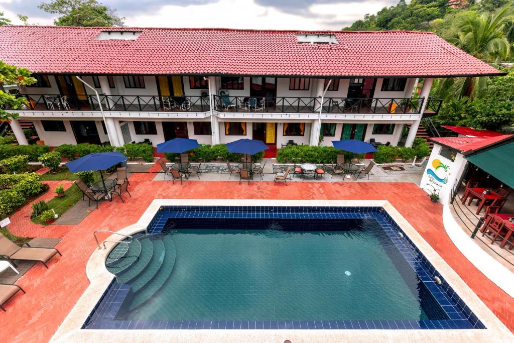 Una vista aérea de un hotel con piscina. en Condiminium Villas Mymosa, en Manuel Antonio