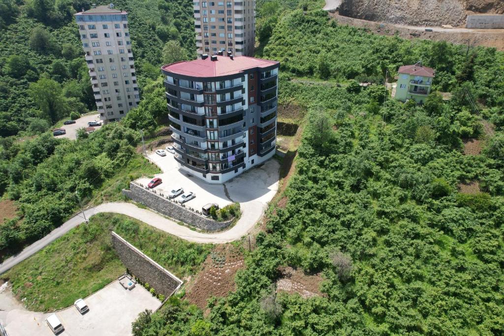 einen Blick über ein Gebäude mit rotem Dach in der Unterkunft BLUE FEAST GARDEN KONAKÖNÜ in Araklı