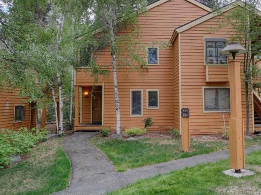 une maison avec un chemin menant à la porte d'entrée dans l'établissement 3-bedroom Condo near Lake,Hyatt,Diamond Peak, à Incline Village