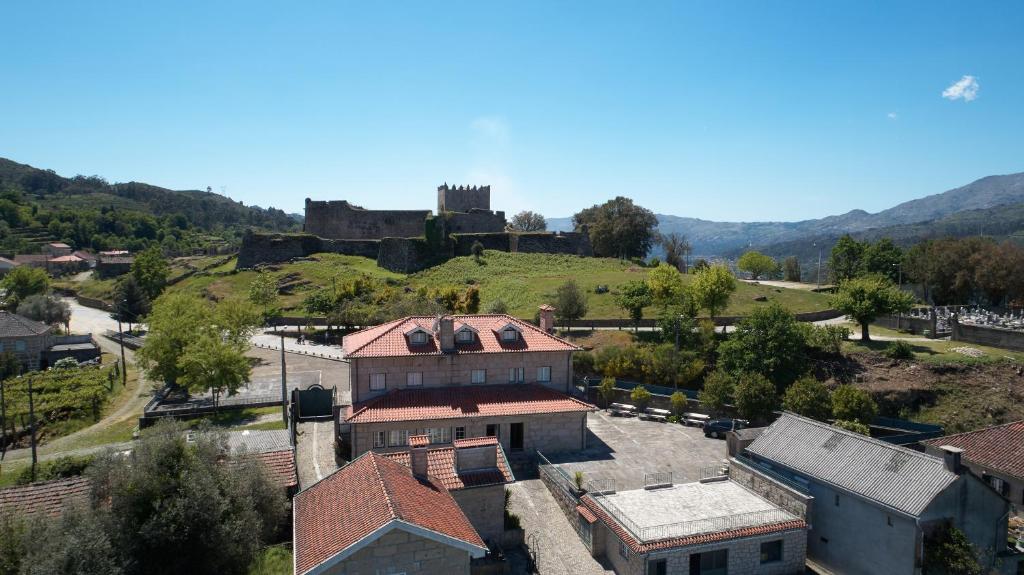 een luchtzicht op een dorp met een kasteel op een heuvel bij Casa do Destro in Ponte da Barca