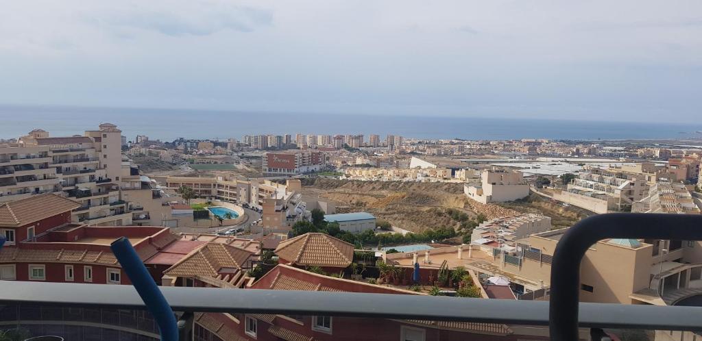 Nespecifikovaný výhled na destinaci Roquetas de Mar nebo výhled na město při pohledu z apartmánu