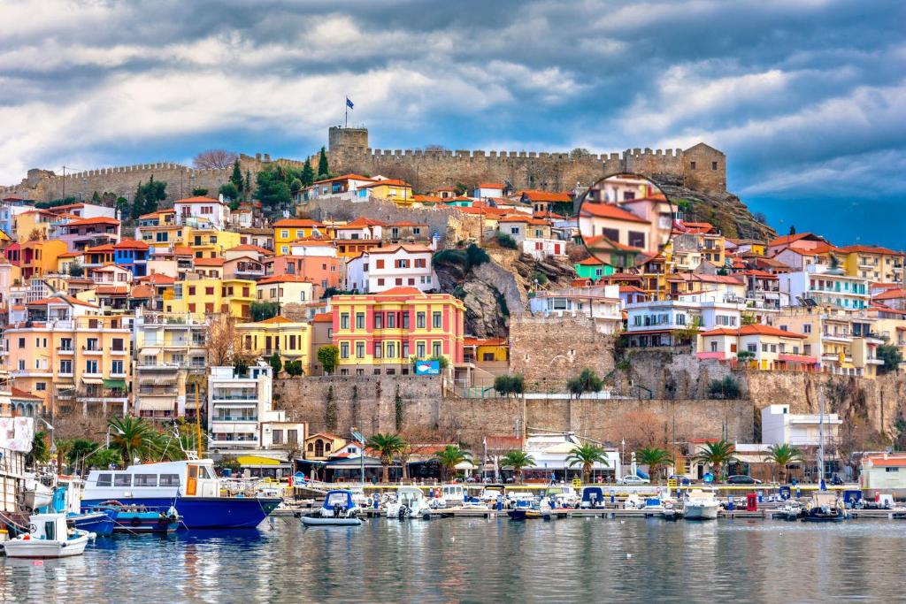 una ciudad en una colina con barcos en el agua en Forget Me Not, en Kavala