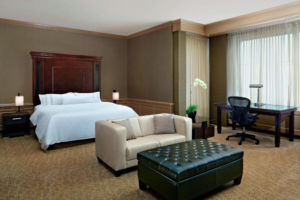 Postel nebo postele na pokoji v ubytování The Westin Calgary