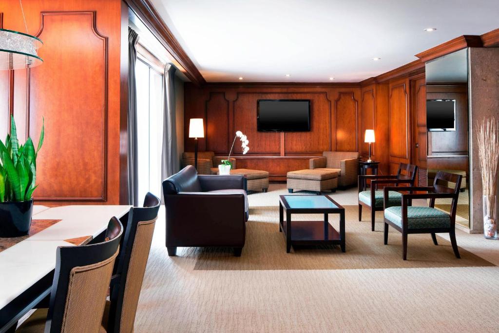 TV a/nebo společenská místnost v ubytování The Westin Calgary