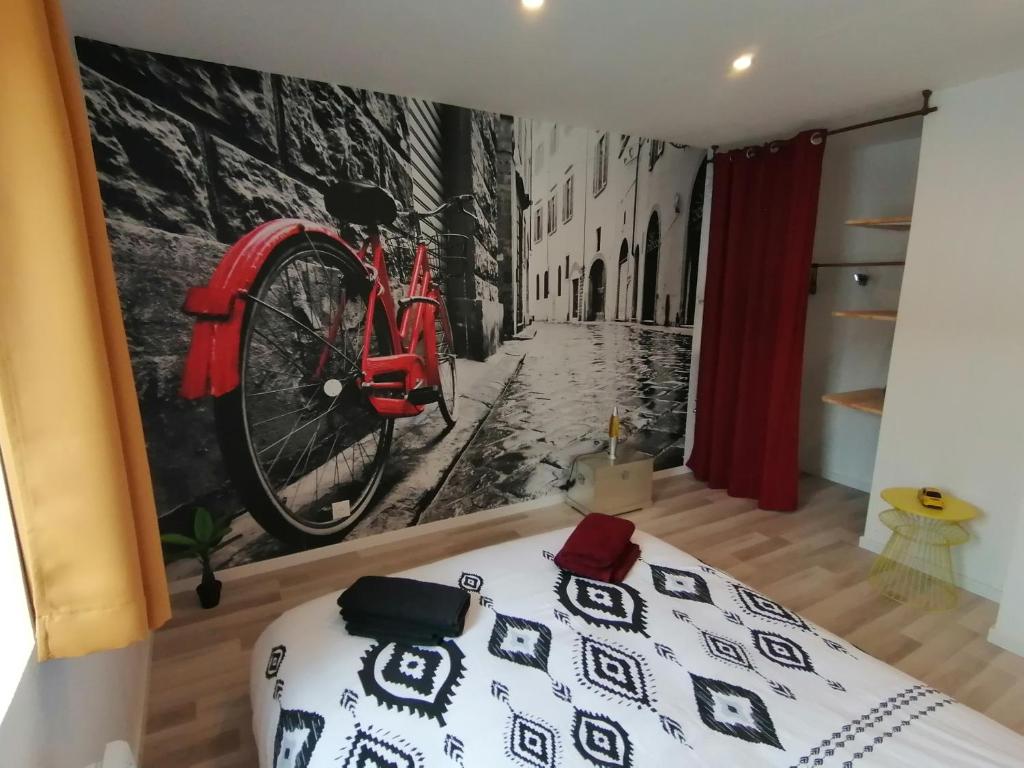 um quarto com uma pintura de bicicleta na parede em Le Vélo Vintage, Beau 2 pièces centre ville em Tonneins