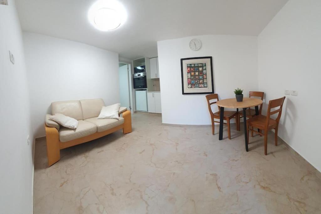 - un salon avec un canapé et une table dans l'établissement The Premier Apartment In RBS A, à Bet Shemesh