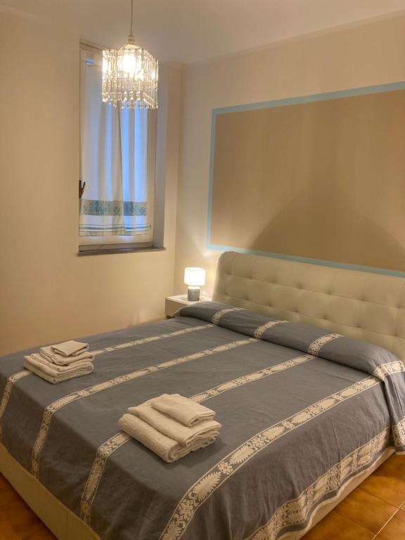 a bedroom with a large bed with towels on it at Casa Maris Stella in Platamona