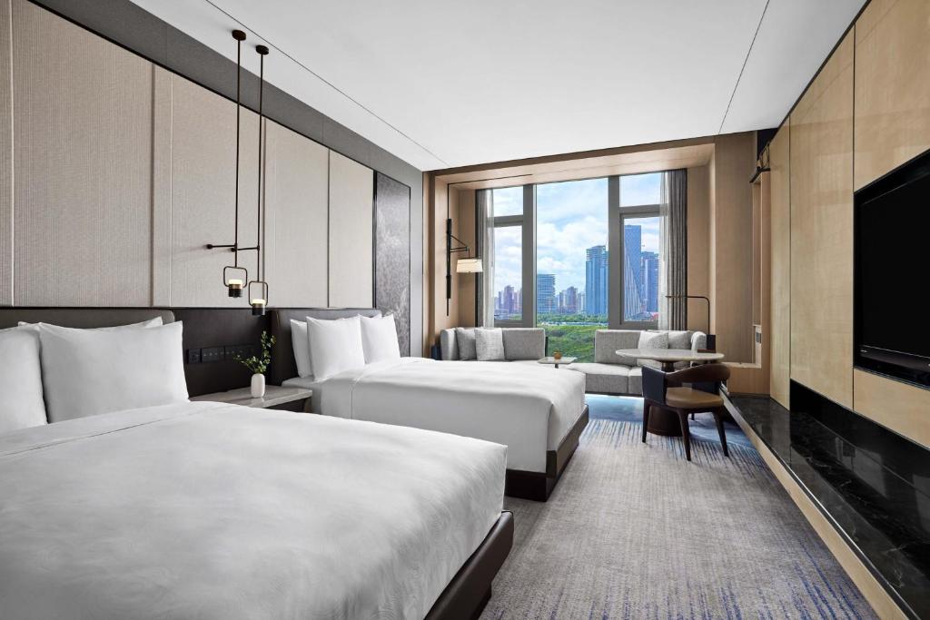 Postel nebo postele na pokoji v ubytování JW Marriott Hotel Shenzhen Bao'an International Airport