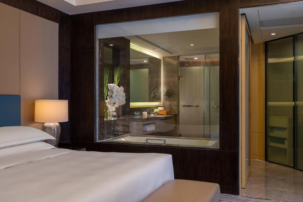 Postel nebo postele na pokoji v ubytování Renaissance Huizhou Hotel