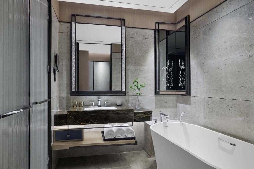 Koupelna v ubytování JW Marriott Hotel Shenzhen Bao'an International Airport