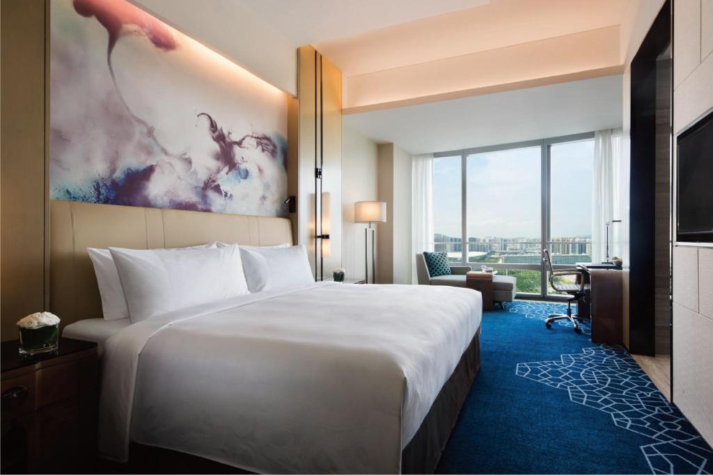Postel nebo postele na pokoji v ubytování JW Marriott Hotel Shenzhen Bao'an International Airport