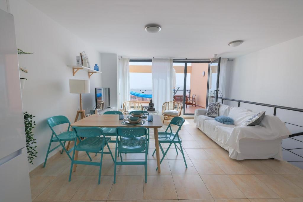 sala de estar con mesa, sillas y sofá en Casa Castillo en Costa de Antigua