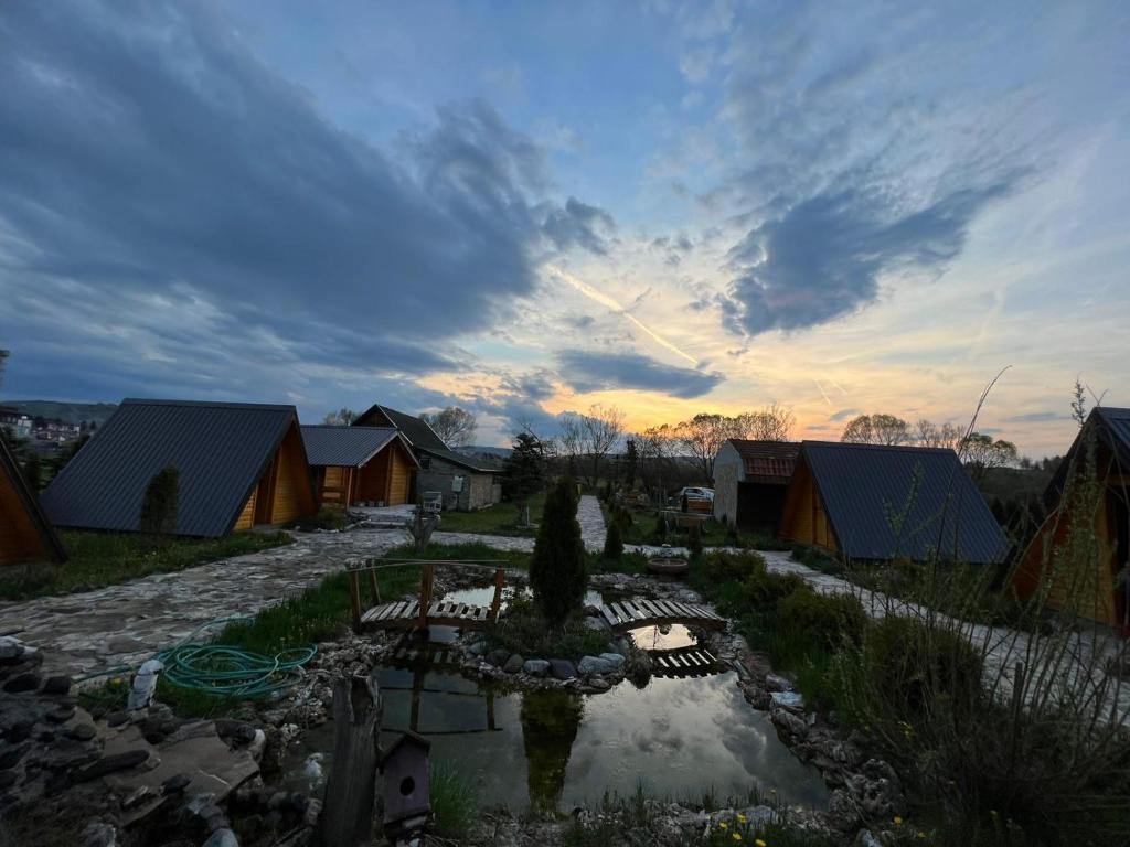 a view of a garden with a pond at BRVNARE.SMAKA in Sjenica