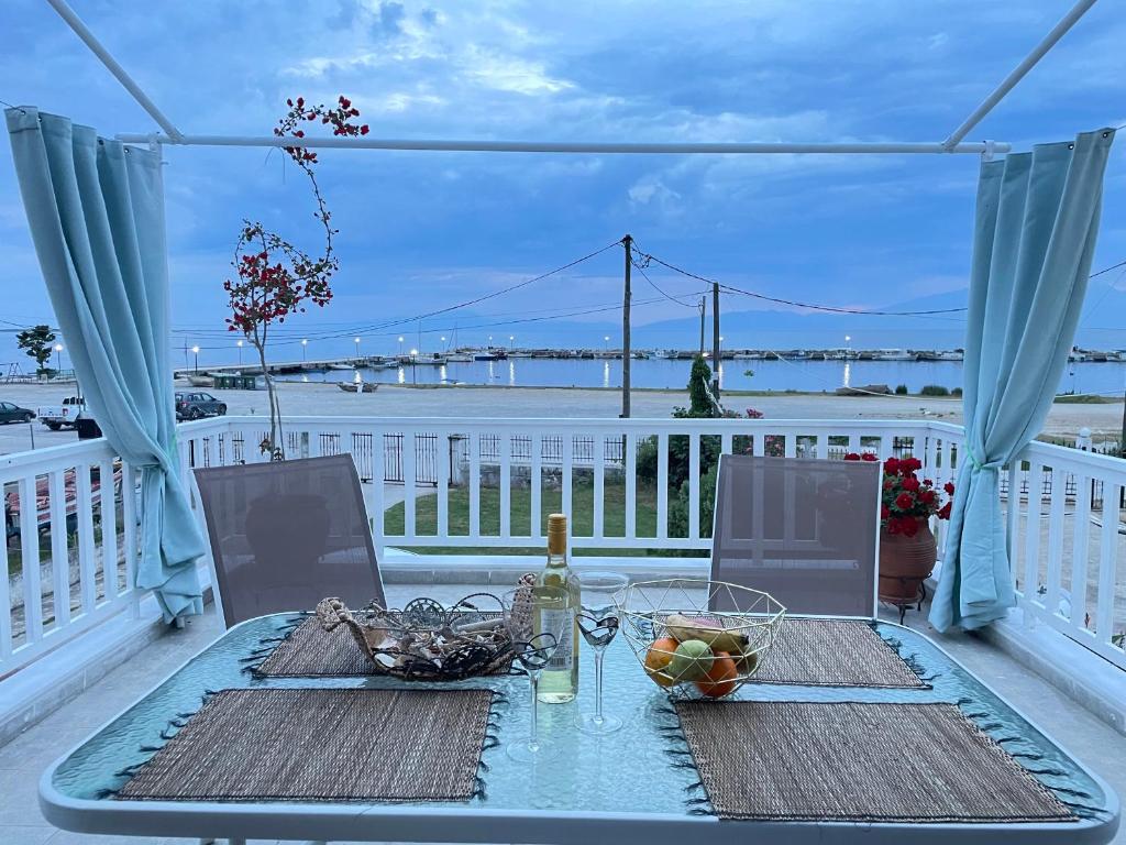 - une table sur un balcon avec vue sur l'eau dans l'établissement Davanti al Mare, à Epanomi