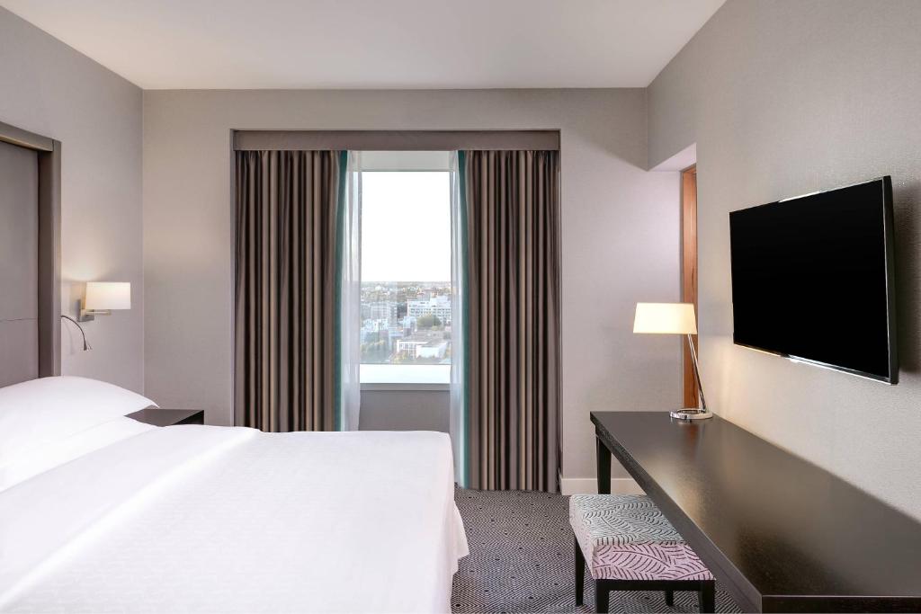 Postel nebo postele na pokoji v ubytování Sheraton Bucharest Hotel