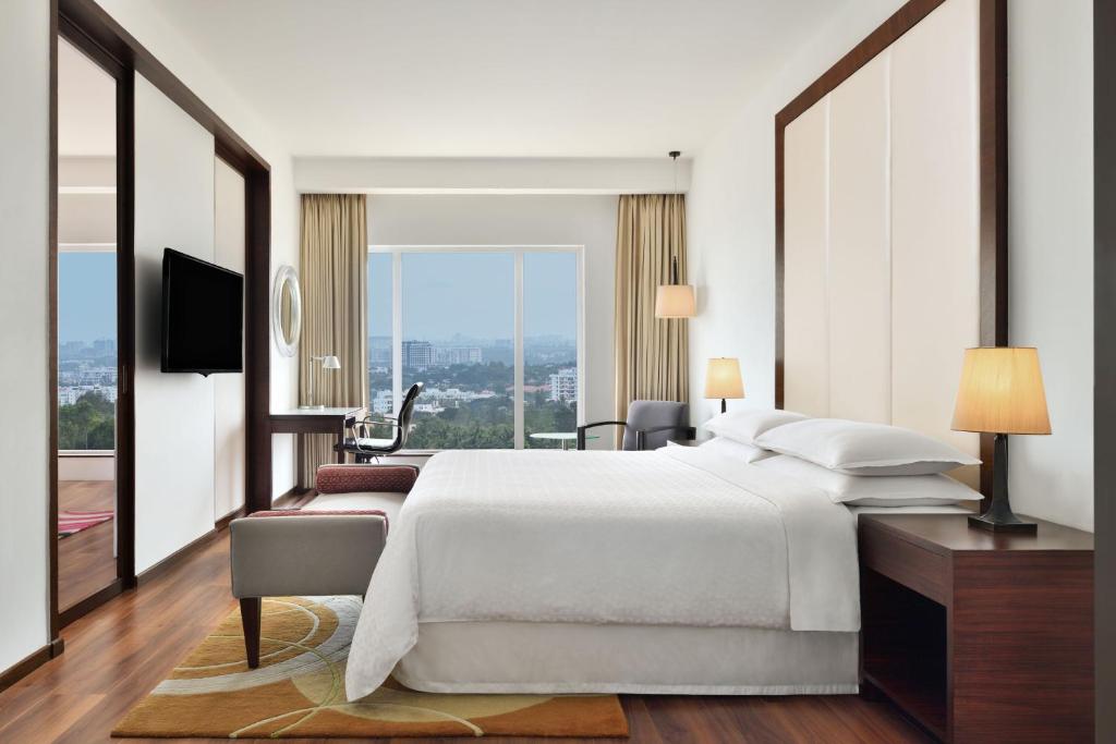 Postel nebo postele na pokoji v ubytování Four Points by Sheraton Bengaluru Whitefield