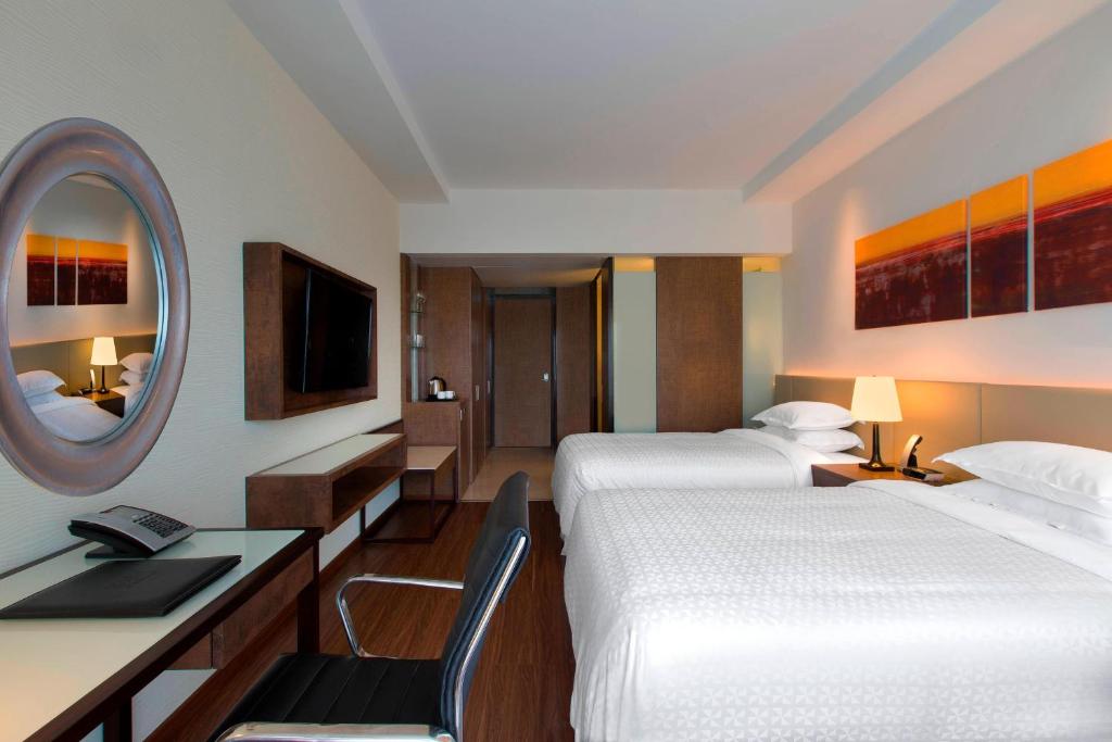 Postel nebo postele na pokoji v ubytování Four Points by Sheraton Bengaluru Whitefield