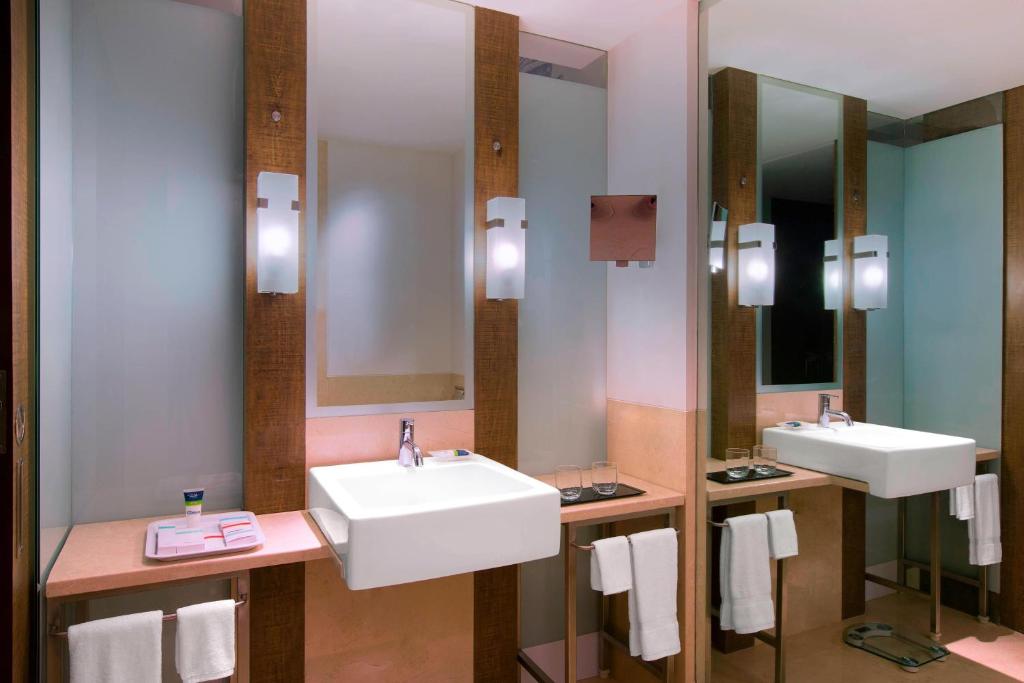Koupelna v ubytování Four Points by Sheraton Bengaluru Whitefield