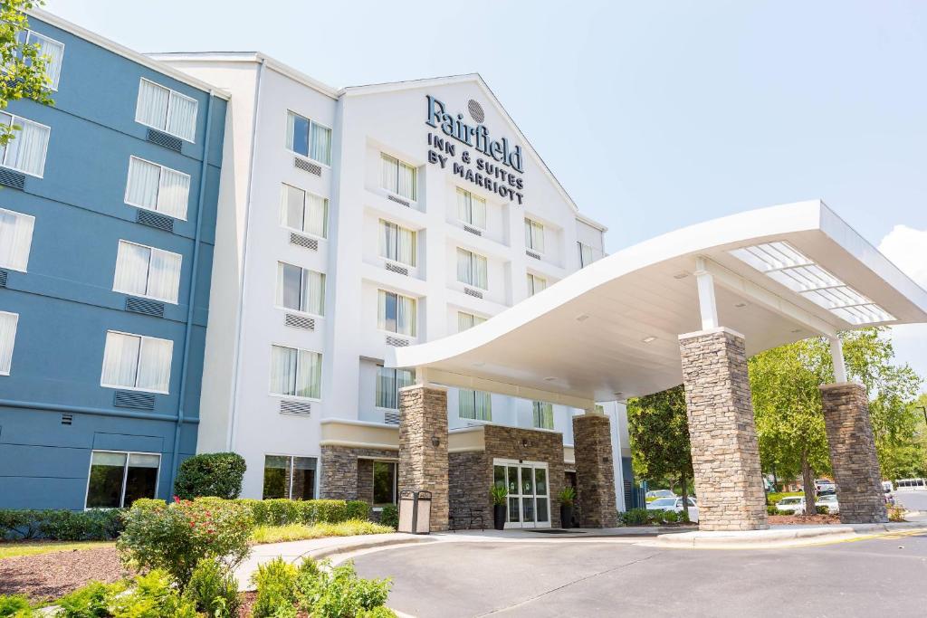 uma representação da frente de um hotel em Fairfield Inn & Suites Raleigh Durham Airport Research Triangle Park em Morrisville