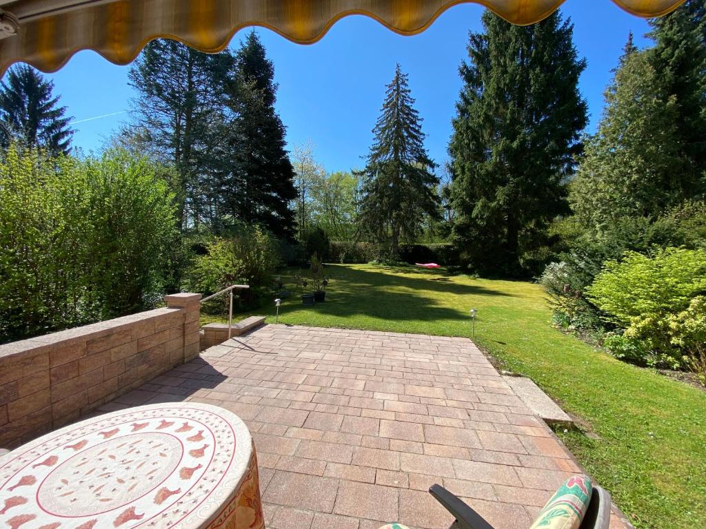 Ein Garten an der Unterkunft Eichendorff Garten Apartment, zentrumsnah, in direkter Nähe zur Universität