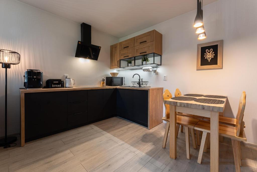Kuchyňa alebo kuchynka v ubytovaní Apartament Sobiczkowa Zakopane