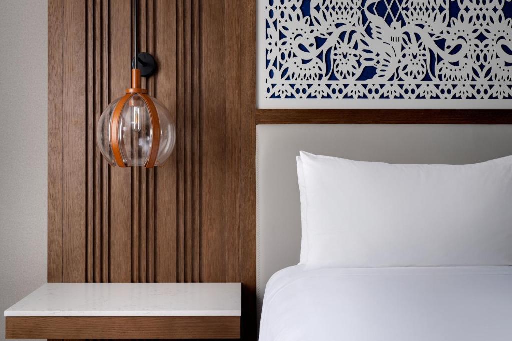 Postel nebo postele na pokoji v ubytování Austin Marriott South