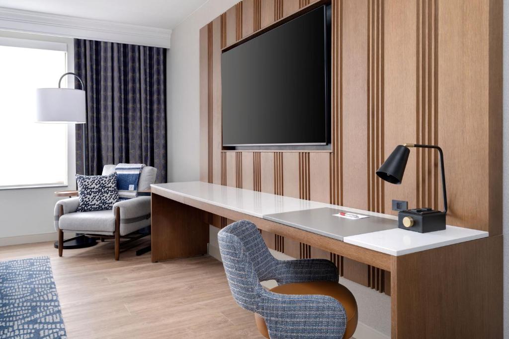 TV a/nebo společenská místnost v ubytování Austin Marriott South
