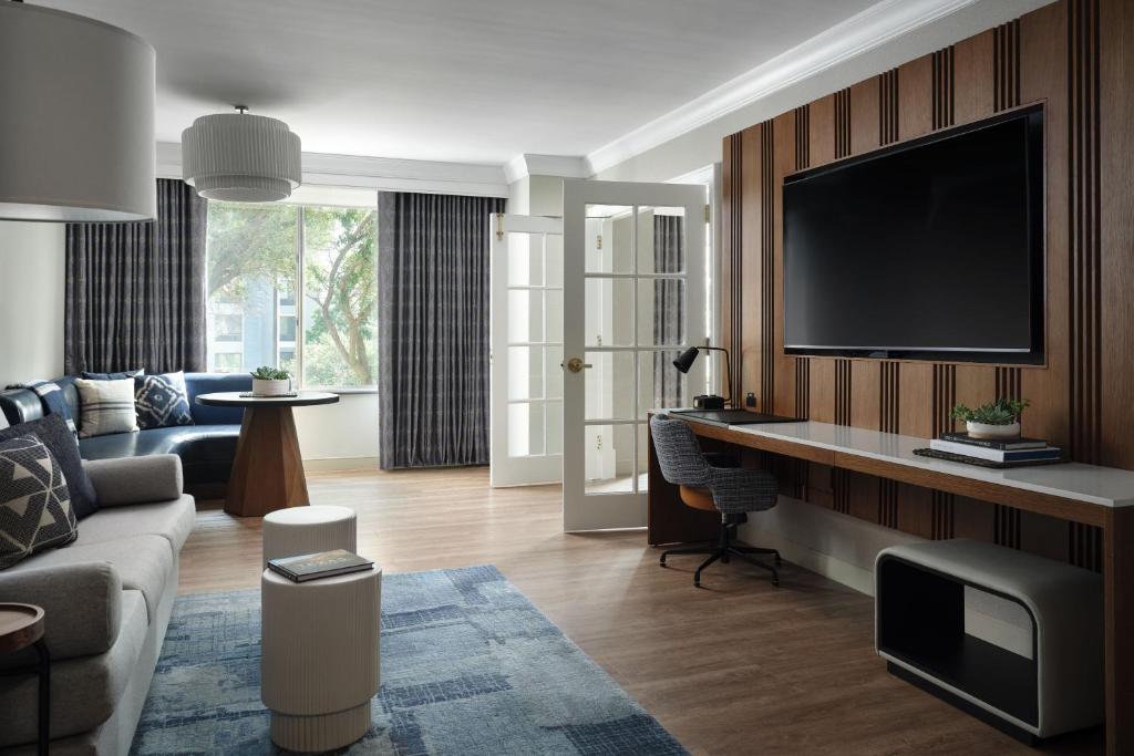 TV a/nebo společenská místnost v ubytování Austin Marriott South